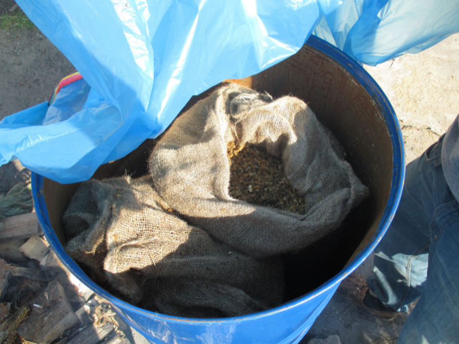 Sterilisierte Späne in Jutesäcken, fertig zum beimpfen